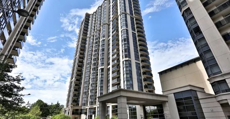 Exterior image of the Broadway II in Toronto