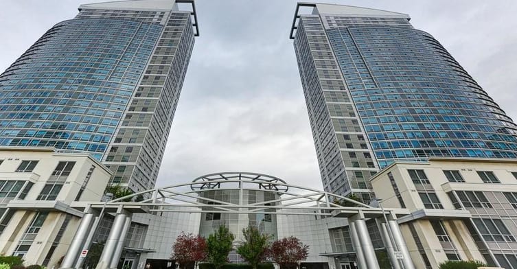 Exterior image of the Ellipse East Tower in Toronto