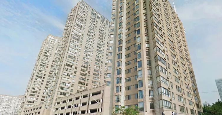 Exterior image of the Harbour Point I in Toronto