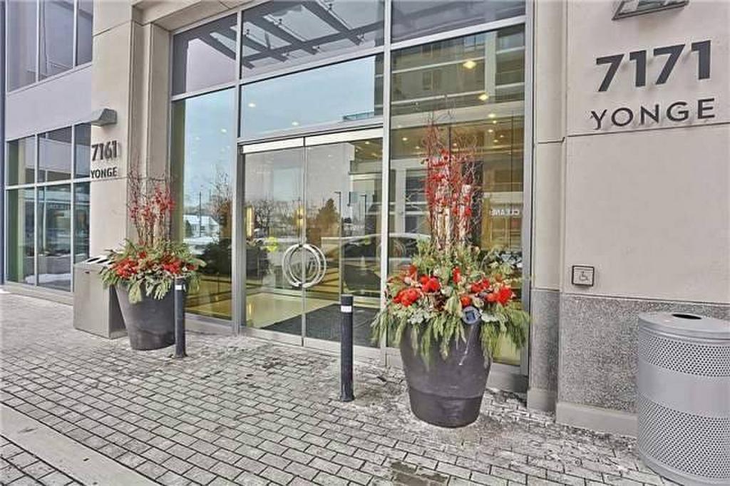 World on Yonge Condos Entrance